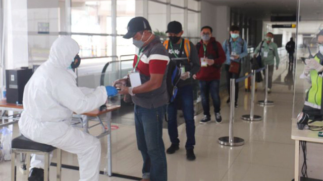 Calon penumpang di Bandara Internasional Juanda