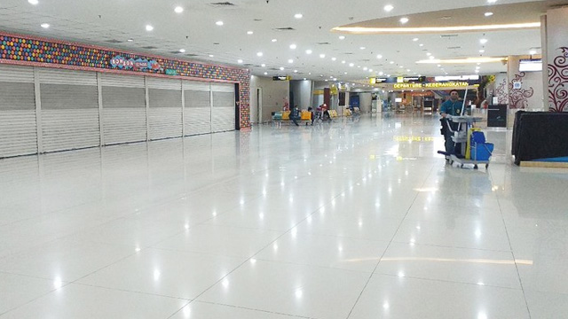 Toko-toko di Bandara Juanda tutup - news.detik.com